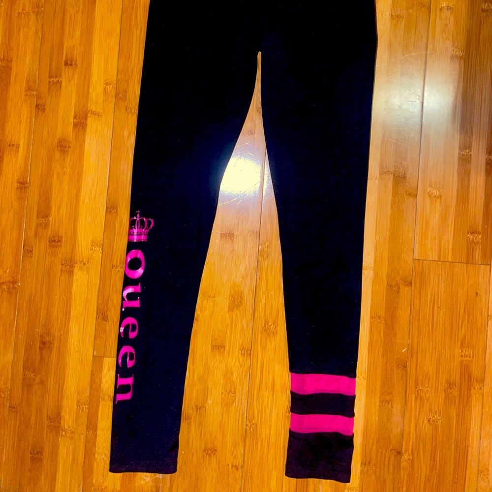 Cute Queen Black Leggings Pink Details